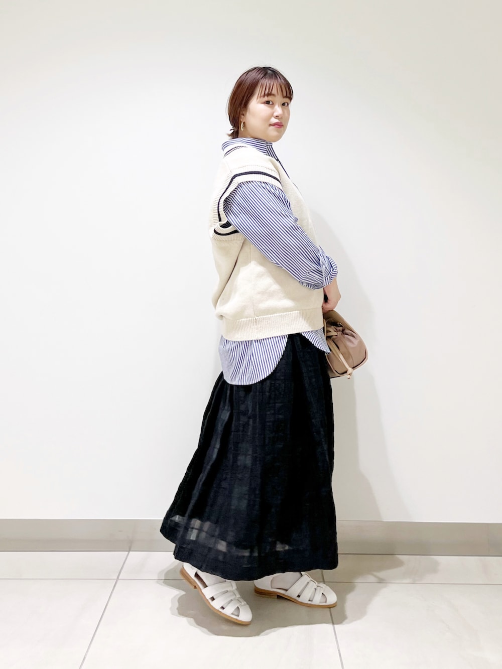 その他のシャツ/ブラウス、ベージュ系のニット/セーター、ベージュ系のショルダーバッグを着用したレディースの冬コーディネートの3枚目の写真