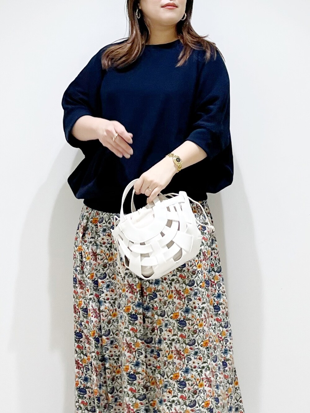 ブルー系のTシャツ/カットソー、ホワイト系のスカート、ホワイト系のショルダーバッグを着用したレディースの春コーディネートの5枚目の写真