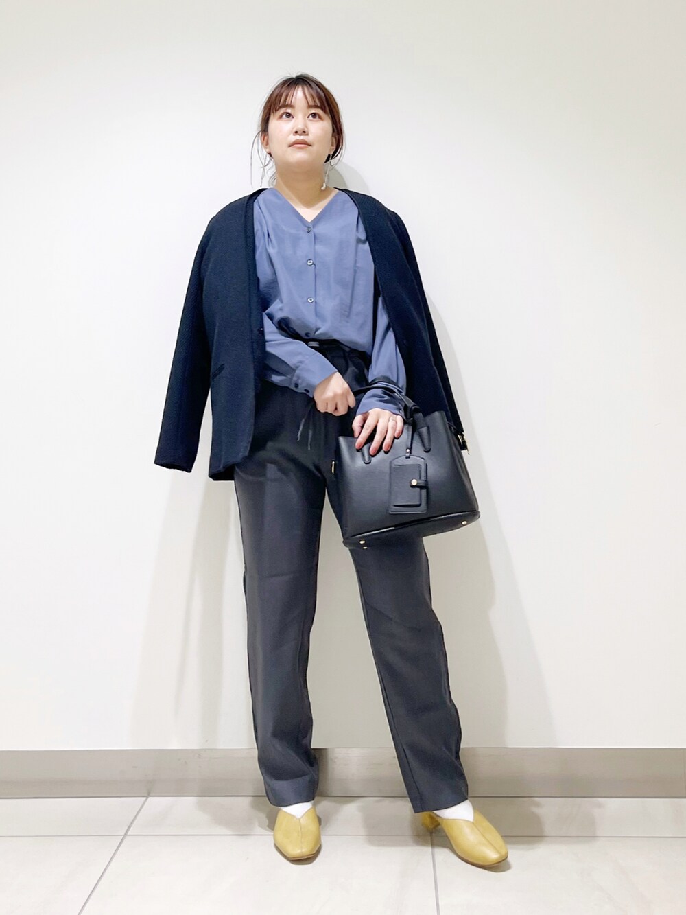 ブルー系のシャツ/ブラウス、ブルー系のスーツジャケット、ブラック系のトートバッグを着用したレディースの春コーディネートの4枚目の写真