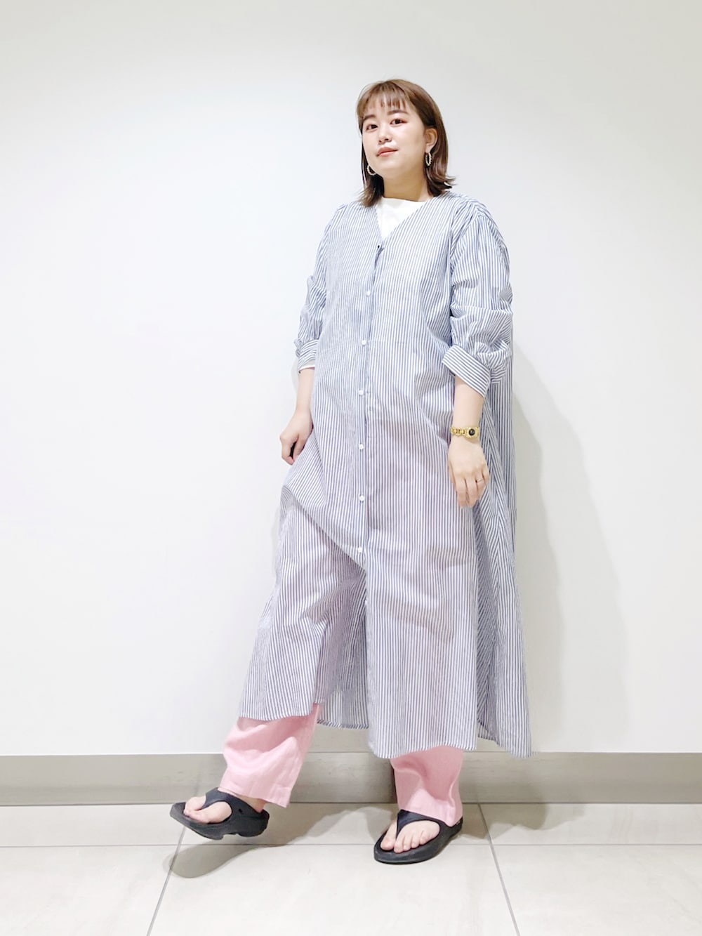 ブルー系のワンピース、ブラック系のサンダル、ピンク系のその他パンツを着用したレディースの春コーディネートの2枚目の写真