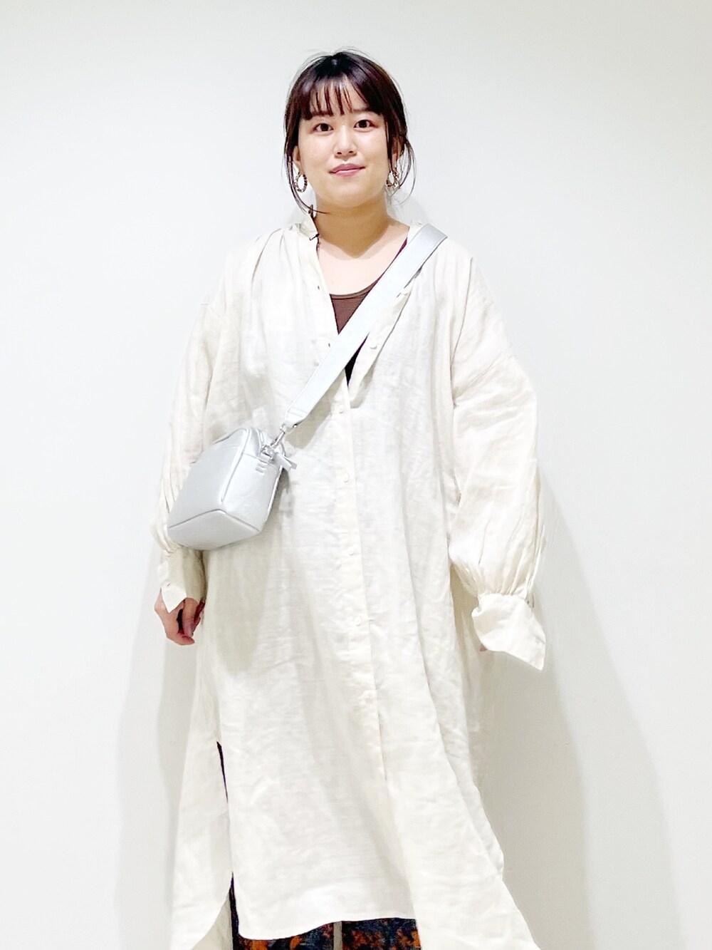 オレンジ系のその他パンツ、シルバー系のバレエシューズ、シルバー系のショルダーバッグを着用したレディースの夏コーディネートの4枚目の写真