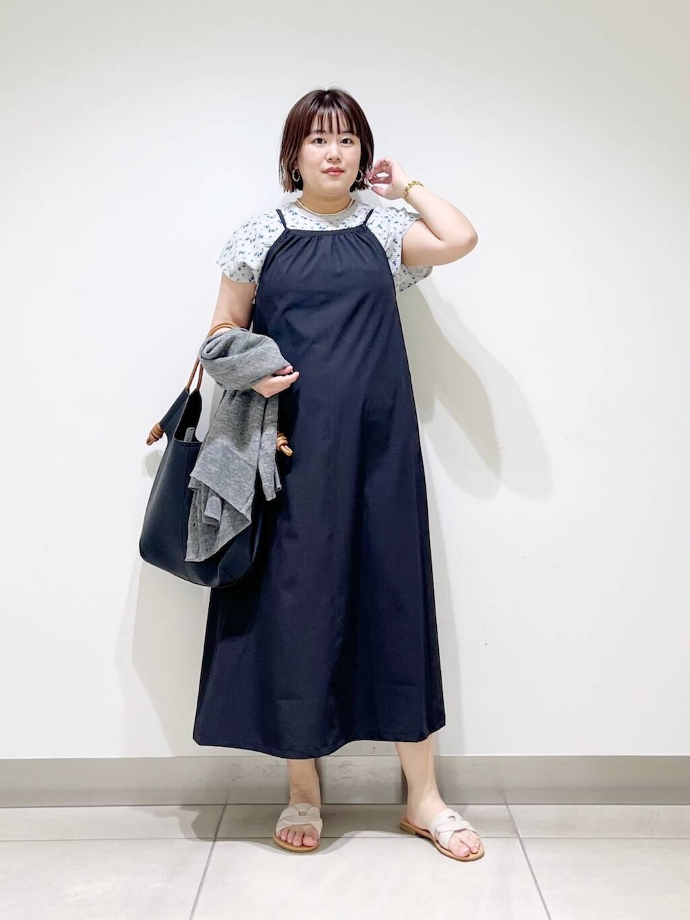 ブラック系のトートバッグ、グレー系のカーディガン/ボレロ、ホワイト系のサンダルを着用したレディースの春コーディネートの10枚目の写真