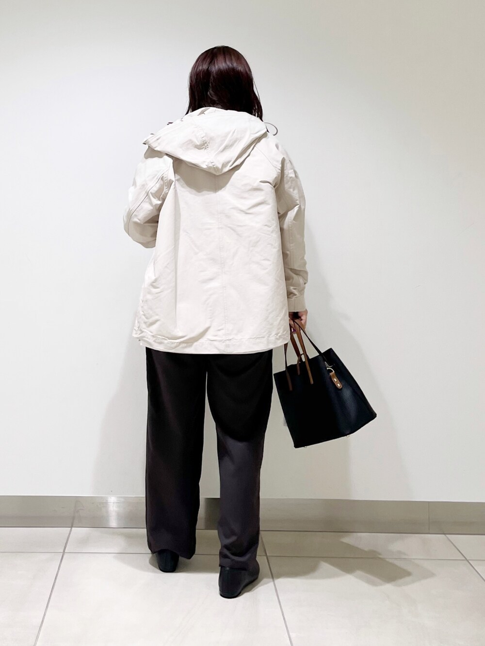 「マウンテンパーカー、ボーダー、撥水加工、秋服準備はじめました、休日スタイル、ロンT、きれいめカジュアル、秋コーデ、秋アウター、URBAN RESEARCH、URBAN RESEARCH DOORS、低身長、ラクチンコーデ、リラックススタイル、ワイドパンツ」|「URBAN RESEARCH DOORSの撥水マウンテンパーカー(ダウンベスト、ホワイト系)」を使った、サトみ。さん(レディース・151cm)の秋コーディネートの2枚目の写真