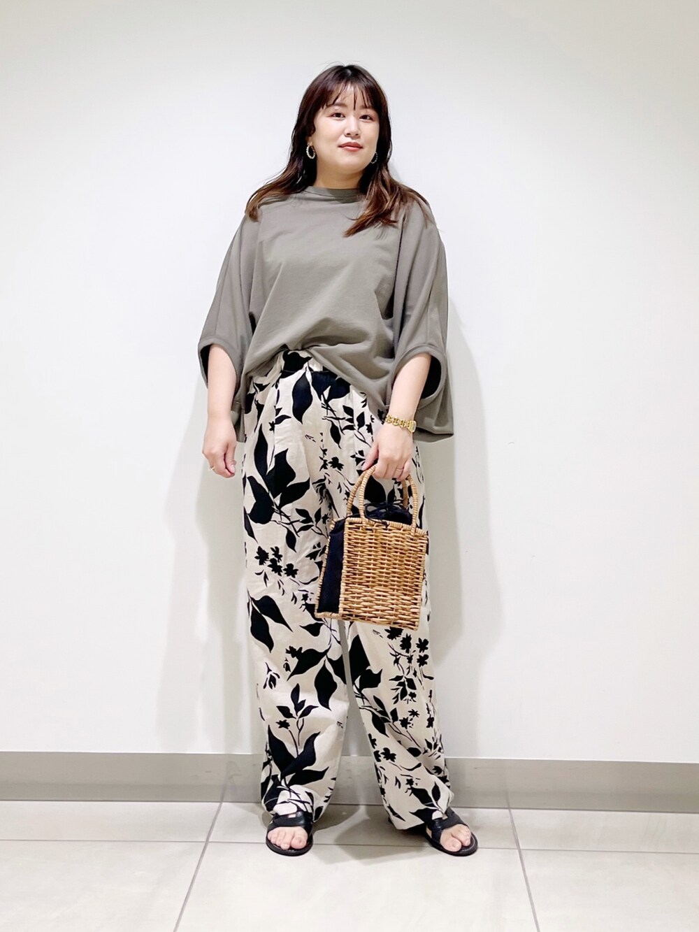 グリーン系のTシャツ/カットソー、ベージュ系のその他パンツ、ブラック系のハンドバッグを着用したレディースの春コーディネートの5枚目の写真