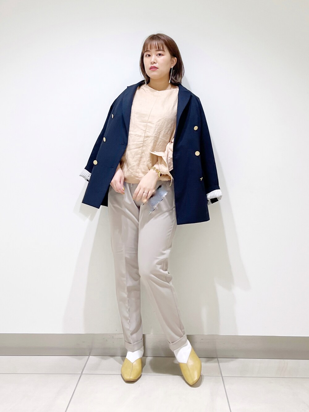 ピンク系のシャツ/ブラウス、ブルー系のその他アウター、ベージュ系のその他パンツを着用したレディースの春コーディネートの3枚目の写真