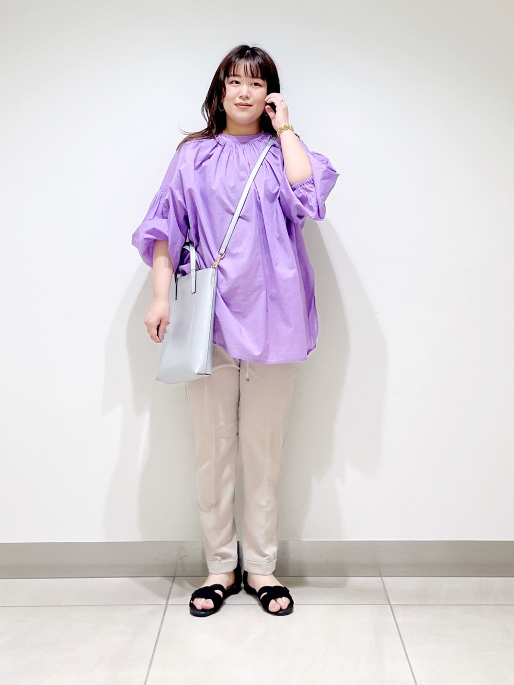 パープル系のシャツ/ブラウス、ベージュ系のその他パンツ、シルバー系のショルダーバッグを着用したレディースの春コーディネートの6枚目の写真