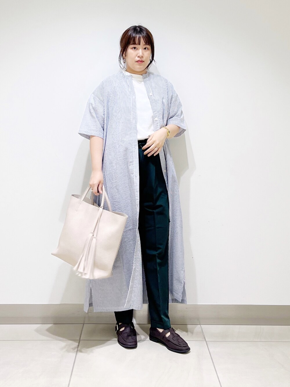 ブルー系のワンピース/ドレス、ホワイト系のトップス、グリーン系のパンツを着用したレディースの夏コーディネートの5枚目の写真