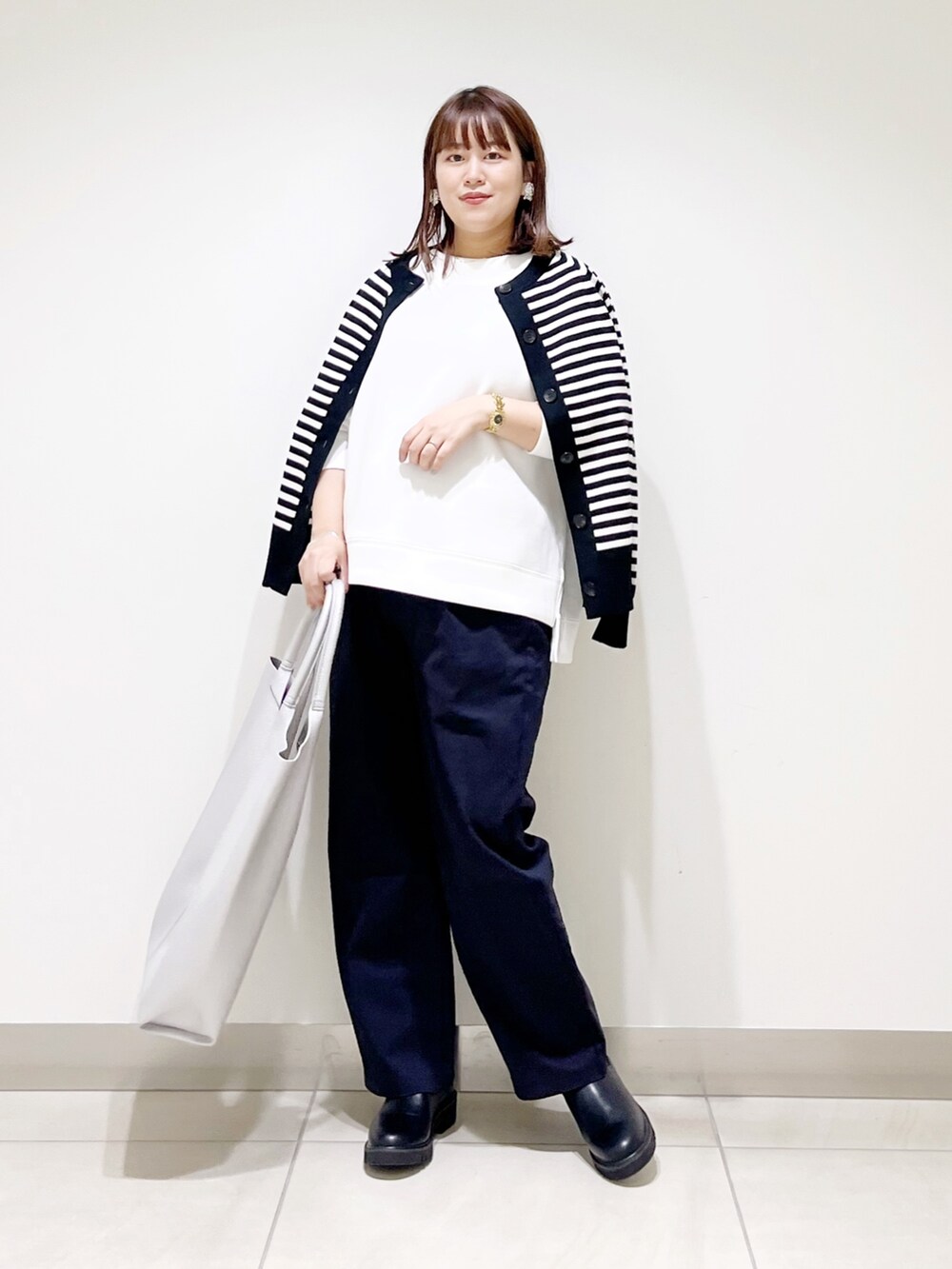 ホワイト系のTシャツ/カットソー、ブラック系のカーディガン/ボレロ、ブルー系のその他パンツを着用したレディースの秋コーディネートの10枚目の写真