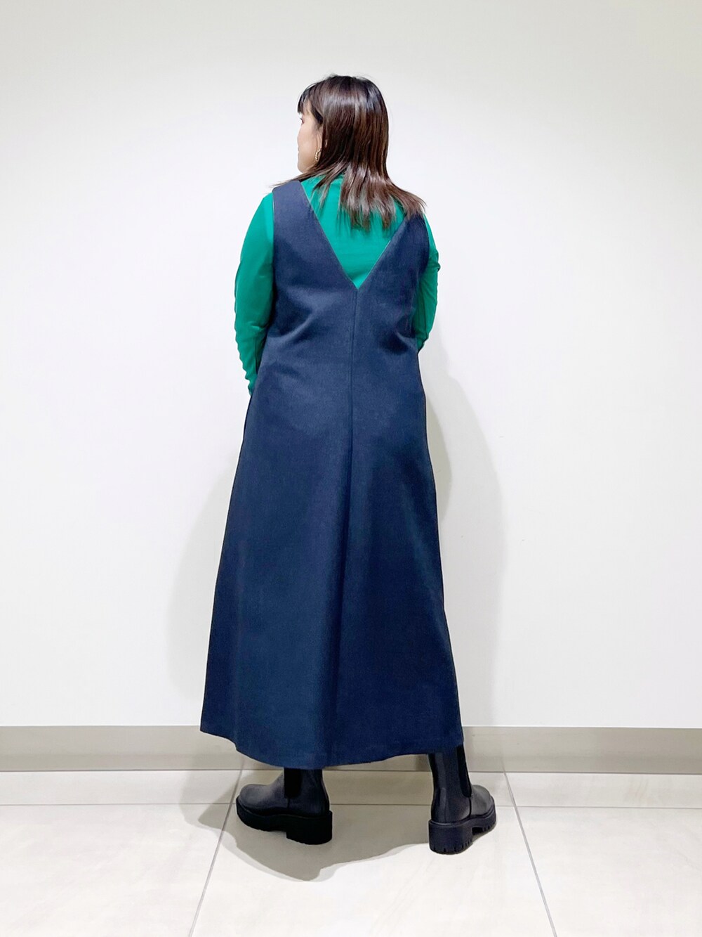 ブルー系のワンピース、ブラック系のトートバッグ、ブラック系のブーツを着用したレディースの秋コーディネートの4枚目の写真