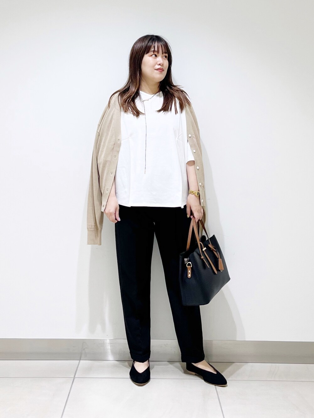 ホワイト系のTシャツ/カットソー、ベージュ系のカーディガン/ボレロ、ブルー系のパンツを着用したレディースの夏コーディネートの5枚目の写真