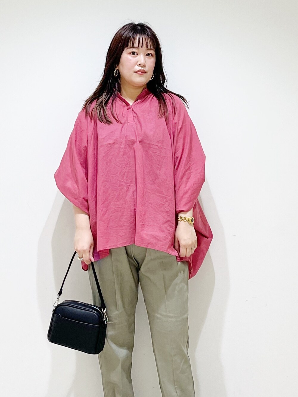 ピンク系のシャツ/ブラウス、グリーン系のその他パンツ、ブラック系のショルダーバッグを着用したレディースの夏コーディネートの6枚目の写真