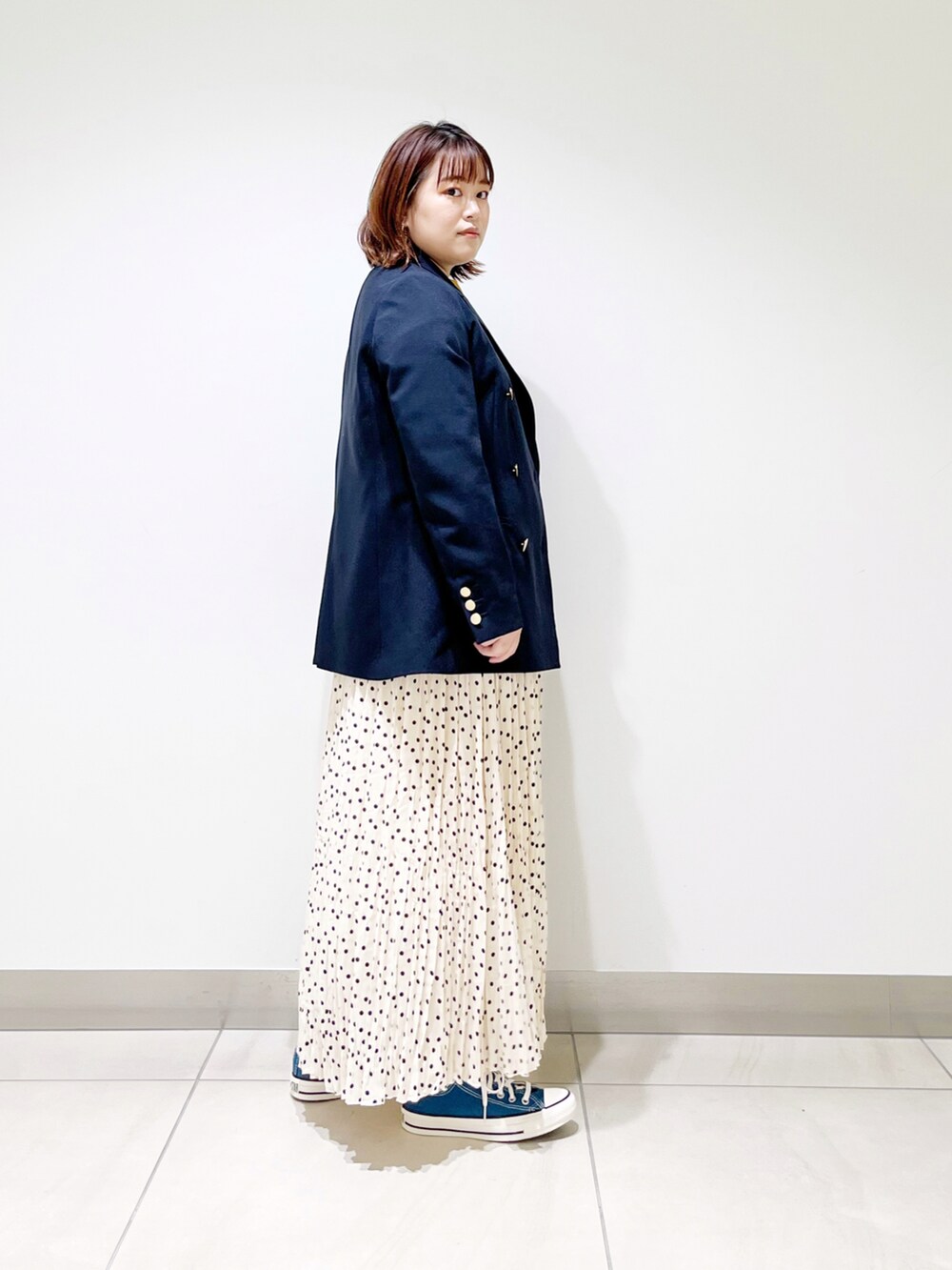 ブルー系のその他アウター、イエロー系のニット/セーター、ホワイト系のスカートを着用したレディースの冬コーディネートの3枚目の写真