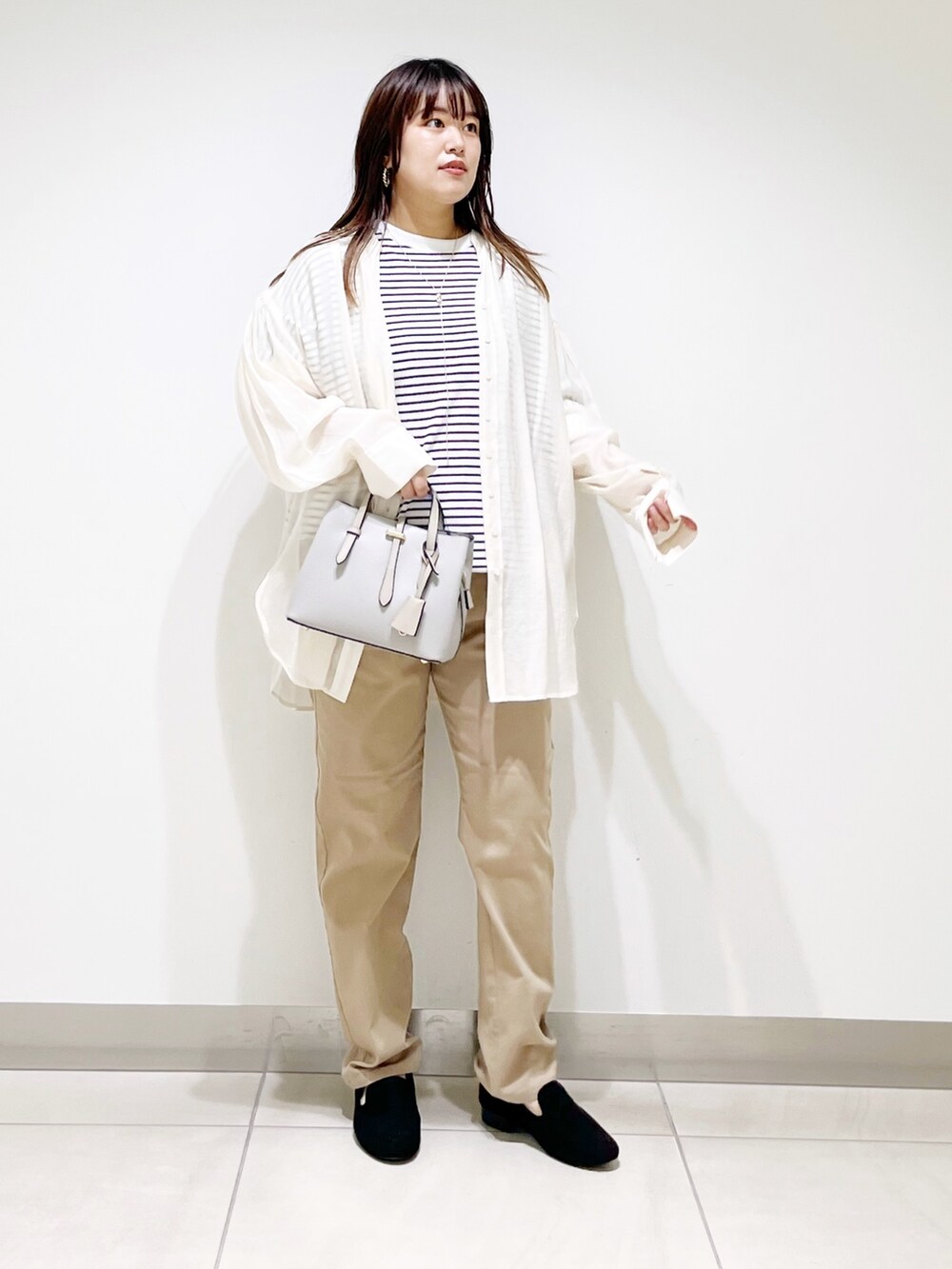 ホワイト系のTシャツ/カットソー、ベージュ系のその他パンツ、グレー系のハンドバッグを着用したレディースの夏コーディネートの5枚目の写真