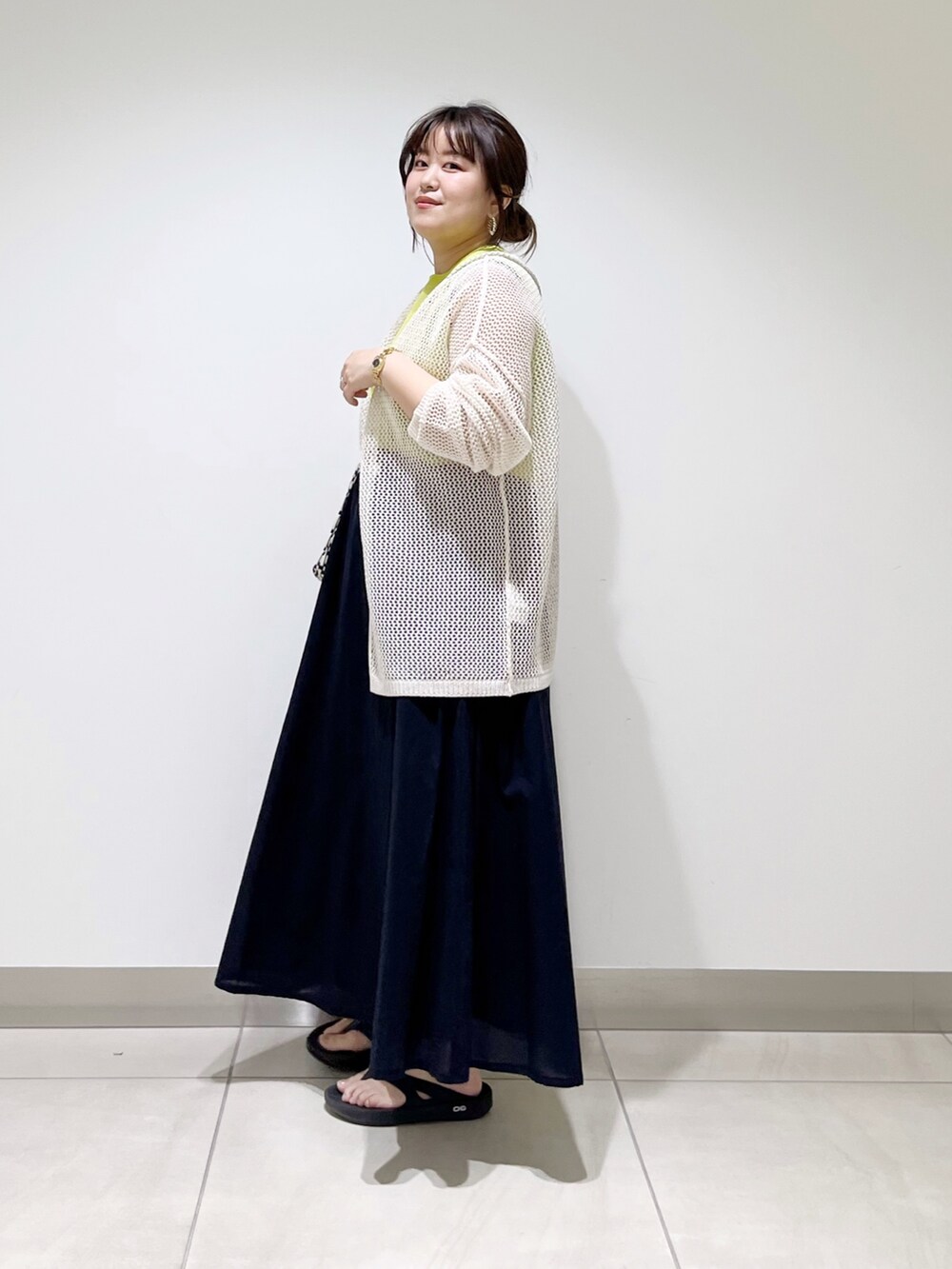 ホワイト系のカーディガン/ボレロ、ブラック系のショルダーバッグ、ブルー系のスカートを着用したレディースの春コーディネートの3枚目の写真