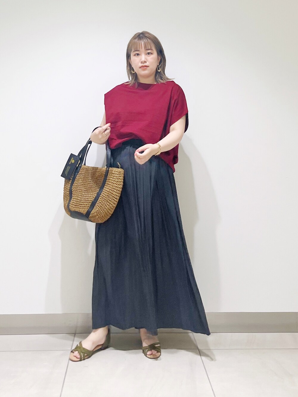 レッド系のTシャツ/カットソー、イエロー系のトートバッグ、ブラック系のその他パンツを着用したレディースの夏コーディネートの4枚目の写真