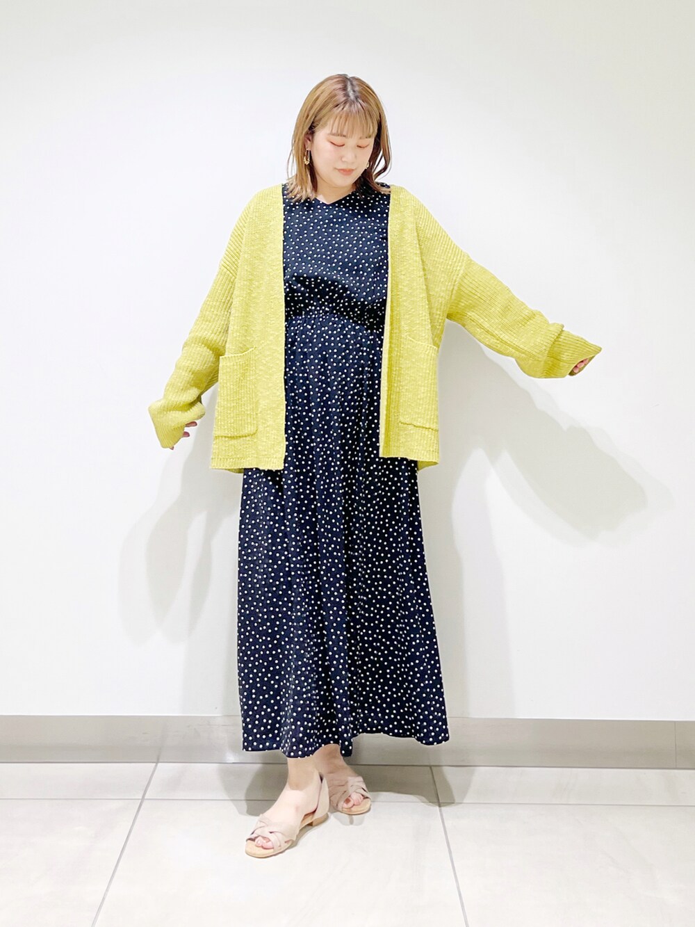 グリーン系のカーディガン/ボレロ、ブラック系のワンピース、ベージュ系のサンダルを着用したレディースの夏コーディネートの5枚目の写真