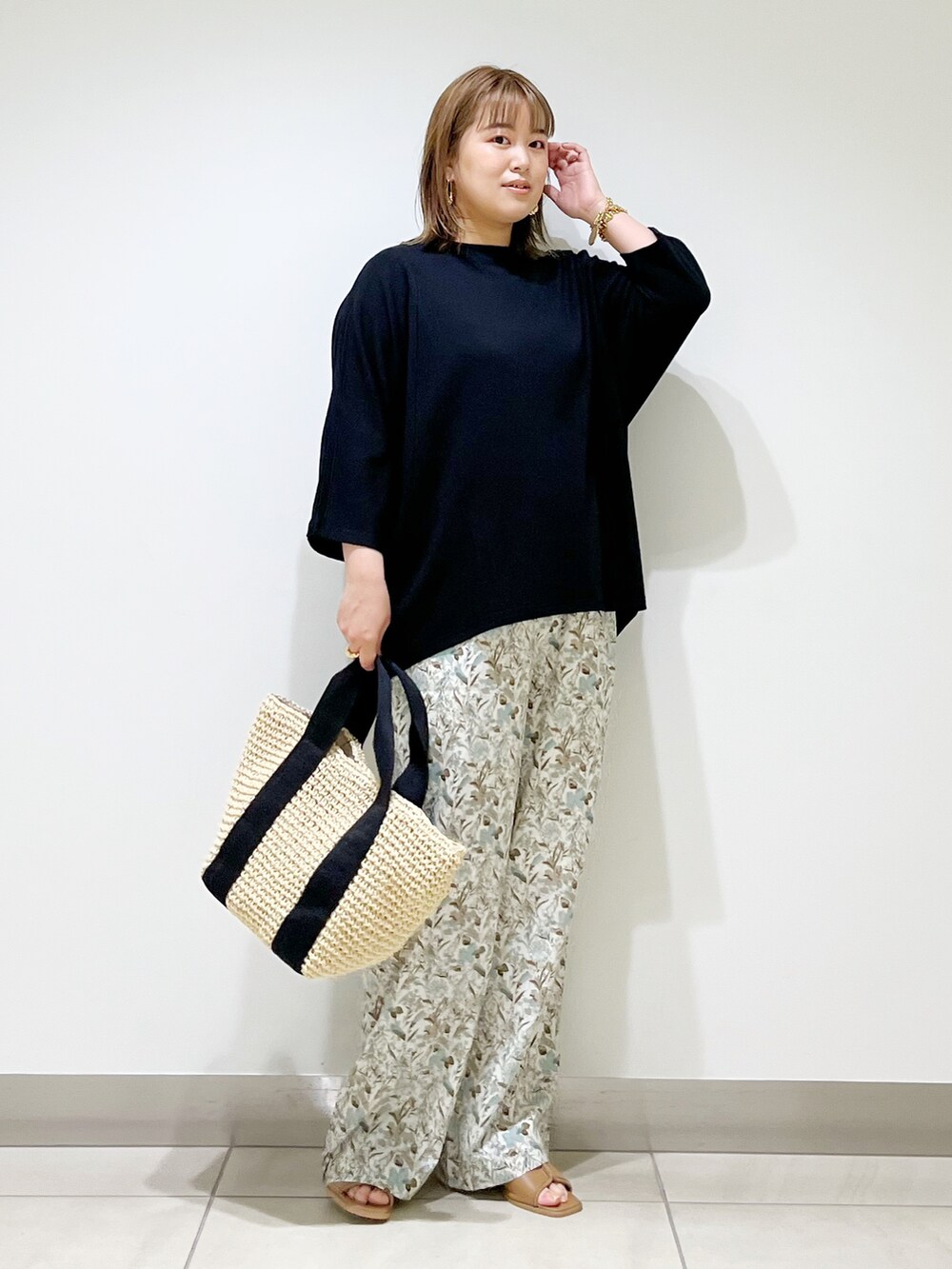 ホワイト系のその他パンツ、ベージュ系のトートバッグ、ブラック系のTシャツ/カットソーを着用したレディースの春コーディネートの5枚目の写真