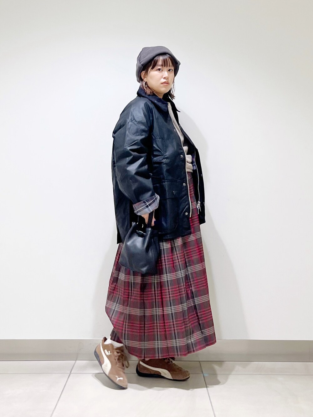 ブラック系のテーラードジャケット、グレー系のTシャツ/カットソー、ブラウン系のスカートを着用したレディースの秋コーディネートの10枚目の写真