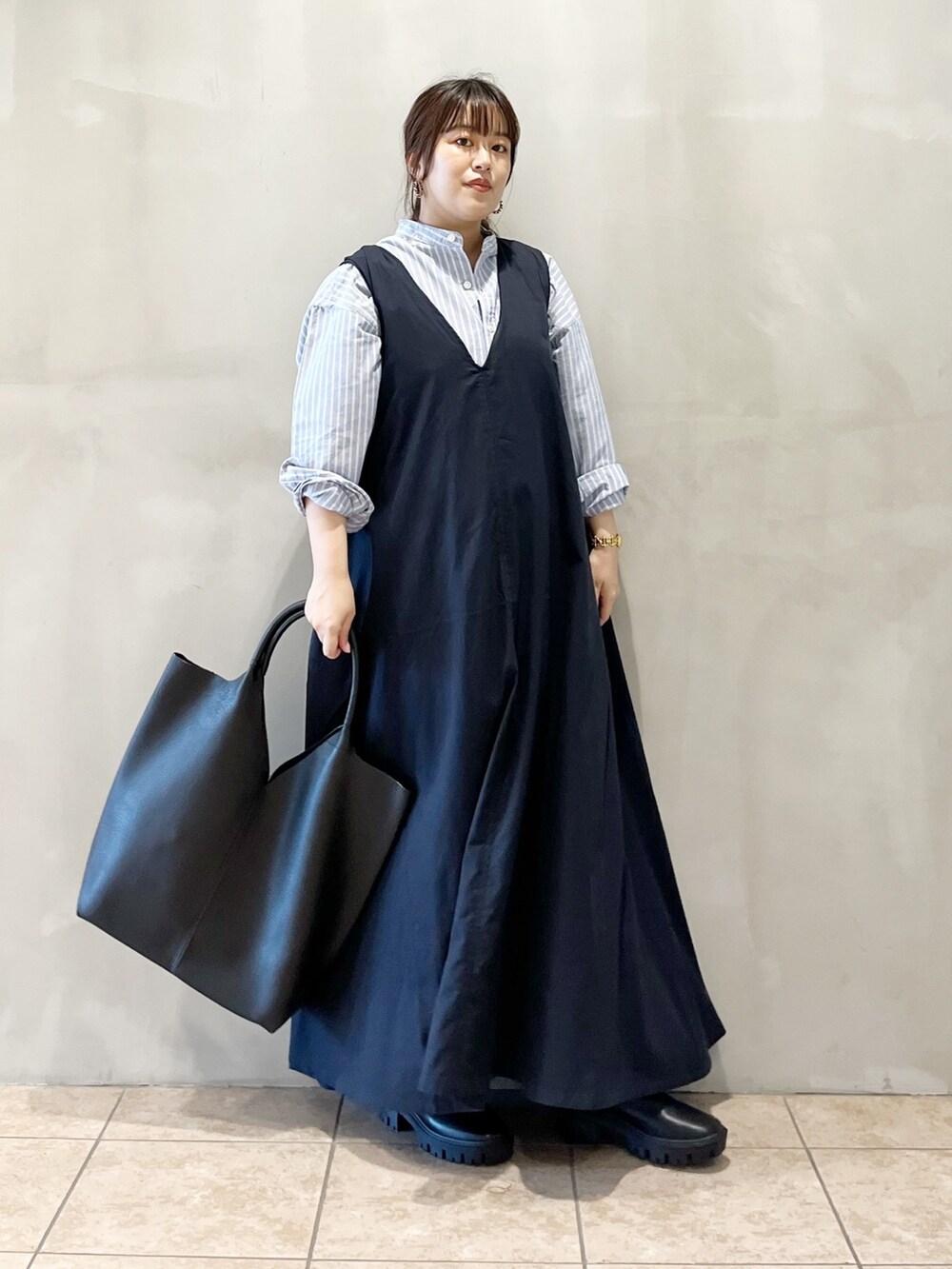 ブルー系のワンピース、ブルー系のシャツ/ブラウス、ブラック系のトートバッグを着用したレディースの秋コーディネートの10枚目の写真