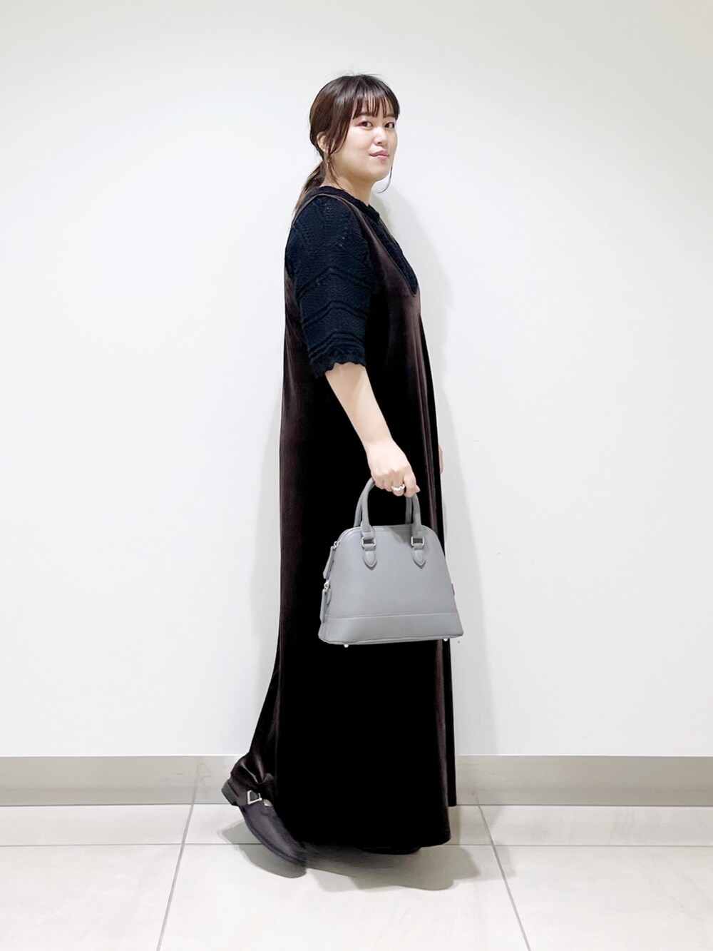 ブラウン系のワンピース/ドレス、ブラック系のニット/セーター、グレー系のショルダーバッグを着用したレディースの夏コーディネートの6枚目の写真