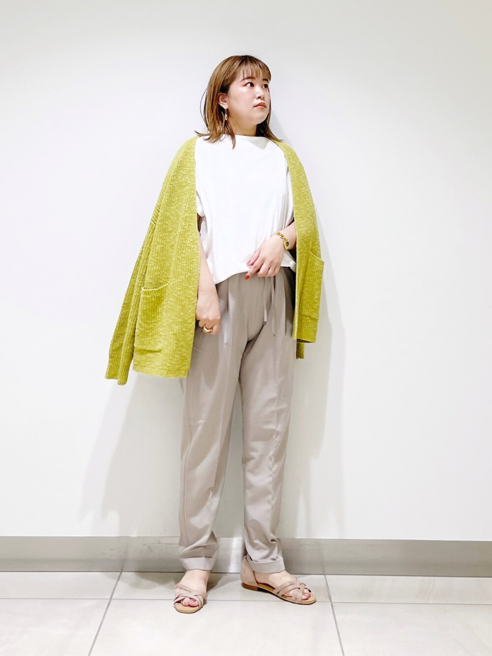 ホワイト系のTシャツ/カットソー、グリーン系のカーディガン/ボレロ、ベージュ系のその他パンツを着用したレディースの夏コーディネートの4枚目の写真