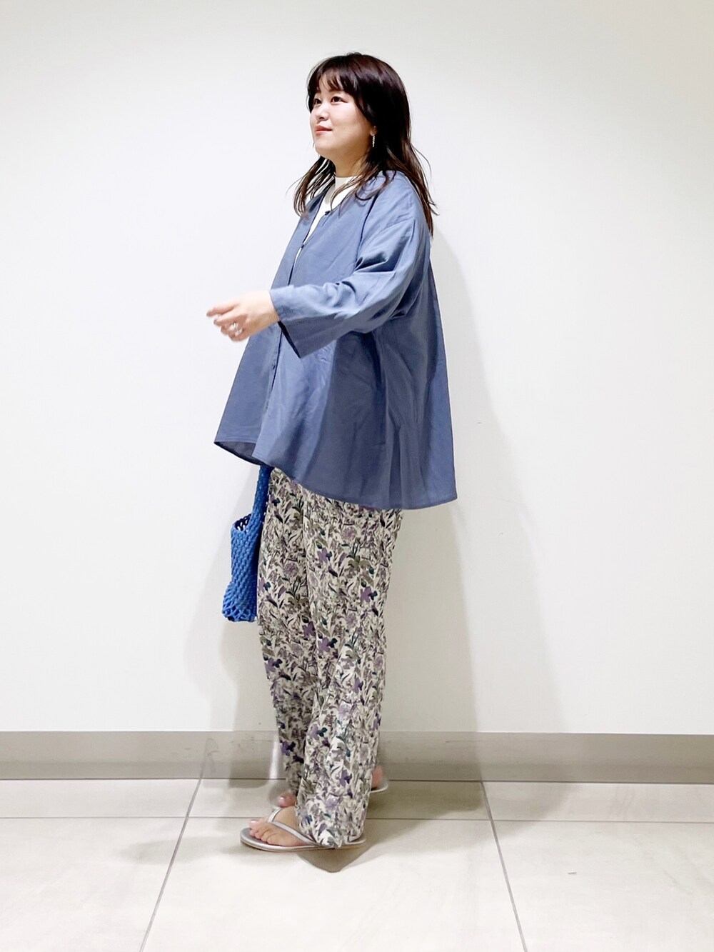 ブルー系のシャツ/ブラウス、パープル系のその他パンツ、ブルー系のハンドバッグを着用したレディースの春コーディネートの3枚目の写真