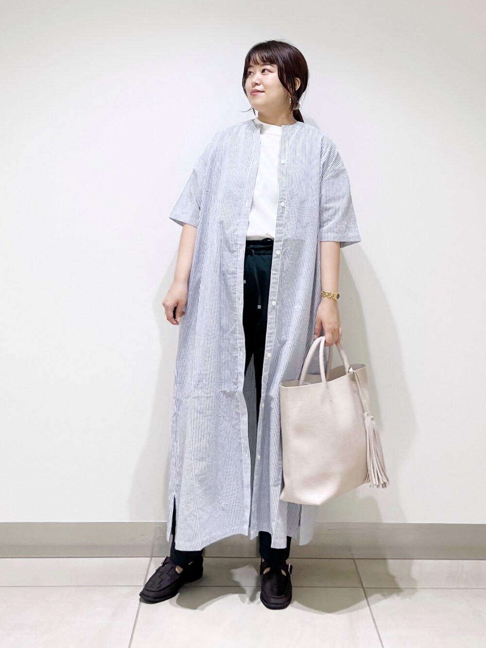 ブルー系のワンピース/ドレス、ホワイト系のトップス、グリーン系のパンツを着用したレディースの夏コーディネートの10枚目の写真