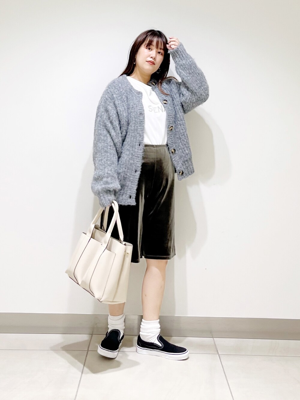 グリーン系のその他パンツ、グレー系のカーディガン/ボレロ、ベージュ系のTシャツ/カットソーを着用したレディースの夏コーディネートの3枚目の写真