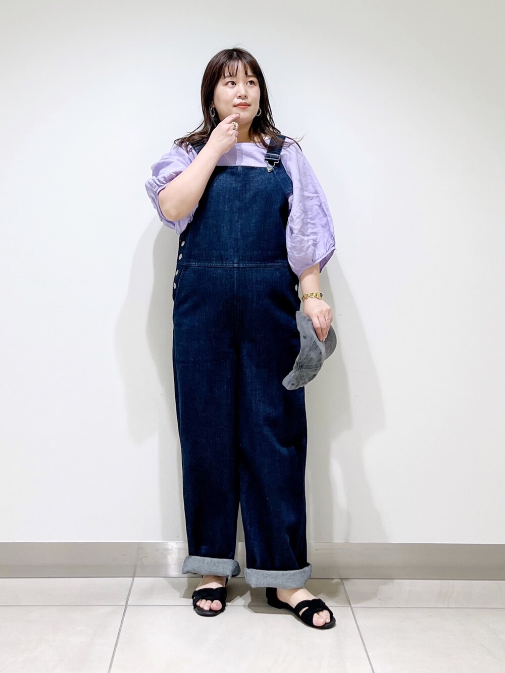 パープル系のシャツ/ブラウス、ブルー系のサロペット/オーバーオール、ブラック系のサンダルを着用したレディースの春コーディネートの5枚目の写真