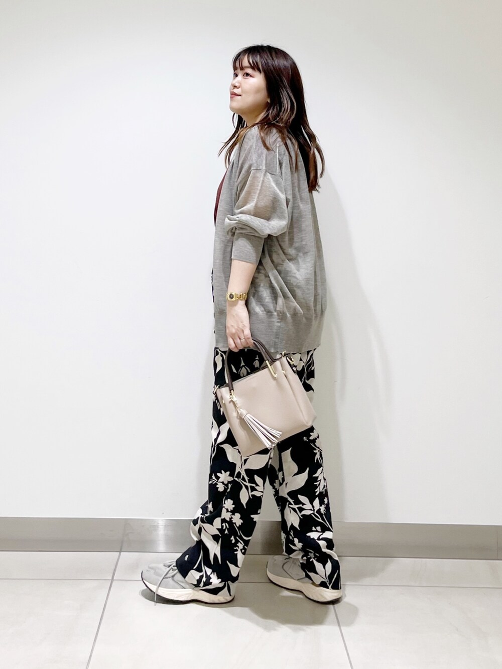 レッド系のTシャツ/カットソー、ブラック系のその他パンツ、ベージュ系のトートバッグを着用したレディースの夏コーディネートの6枚目の写真