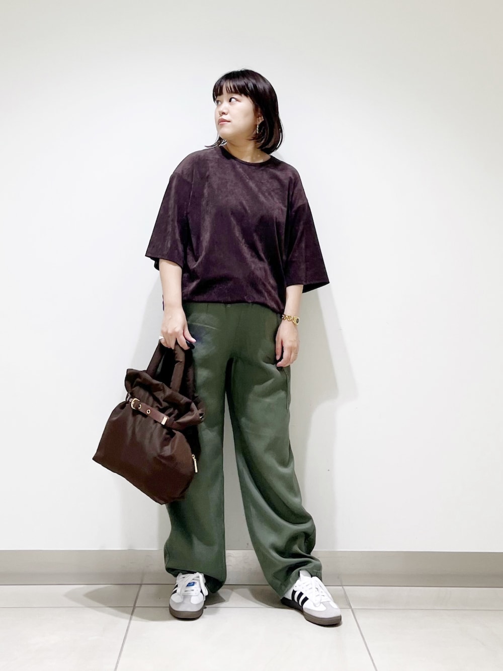 「秋服準備はじめました、スニーカー、お出かけコーデ、秋コーデ、小物で作る初秋コーデ、新作スニーカーコーデ、最旬ブラウンコーデ、初秋のパンツスタイル、ママコーデ、低身長コーデ、サトみ。コーデ、カーゴパンツ、スウェード、ラクチンコーデ、ブラウン」|「URBAN RESEARCHのスエードライクルーズカットソー(Tシャツ/カットソー、ブラウン系)」を使った、サトみ。さん(骨格ストレート・レディース・151cm)の秋コーディネートの2枚目の写真