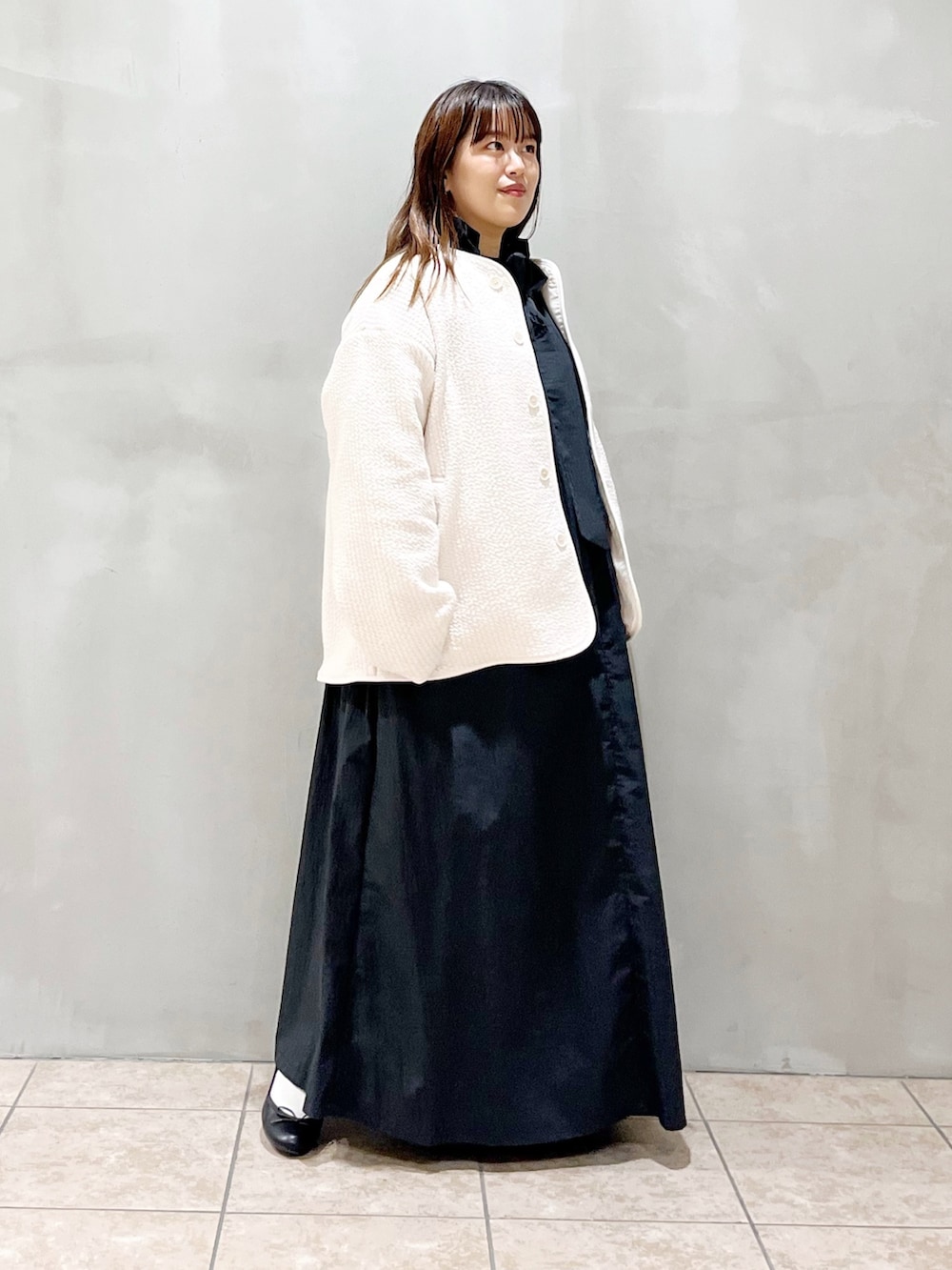 ホワイト系のノーカラージャケット、ブラック系のワンピース/ドレス、ブラック系のバレエシューズを着用したレディースの夏コーディネートの9枚目の写真