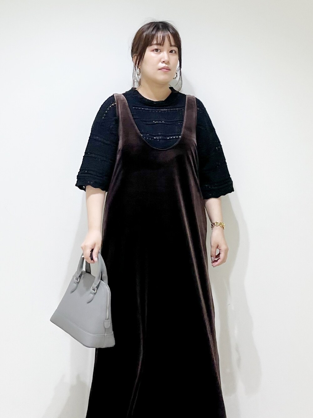 ブラウン系のワンピース/ドレス、ブラック系のニット/セーター、グレー系のショルダーバッグを着用したレディースの夏コーディネートの5枚目の写真