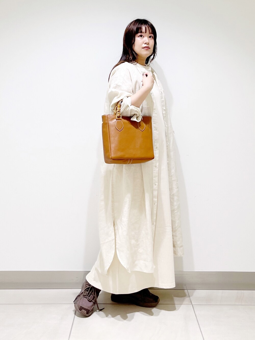 ベージュ系のワンピース、ベージュ系のワンピース、ブラウン系のトートバッグを着用したレディースの夏コーディネートの10枚目の写真