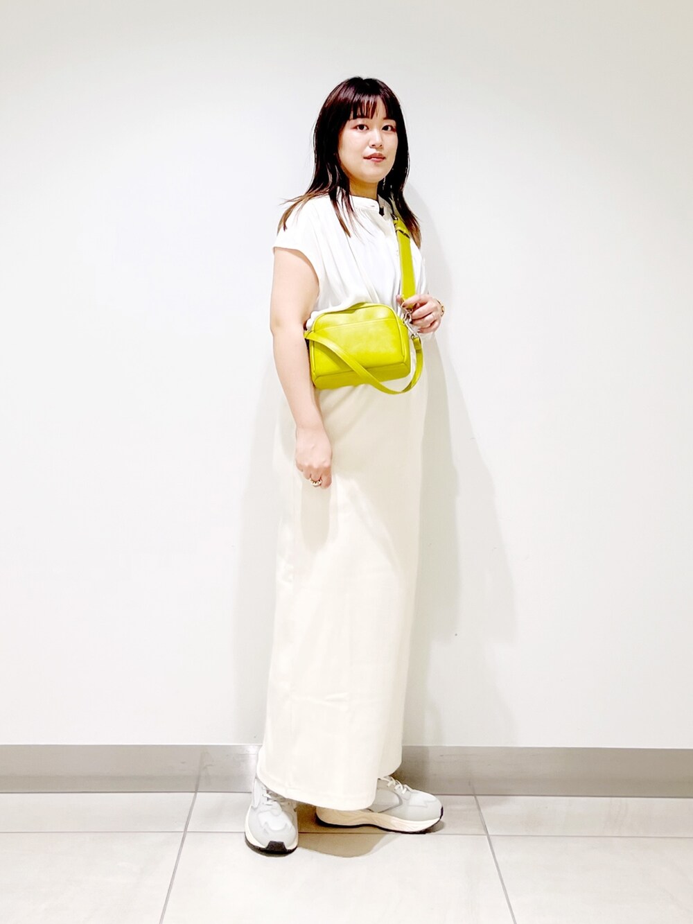 ホワイト系のシャツ/ブラウス、イエロー系のショルダーバッグ、その他のスカートを着用したレディースの夏コーディネートの3枚目の写真