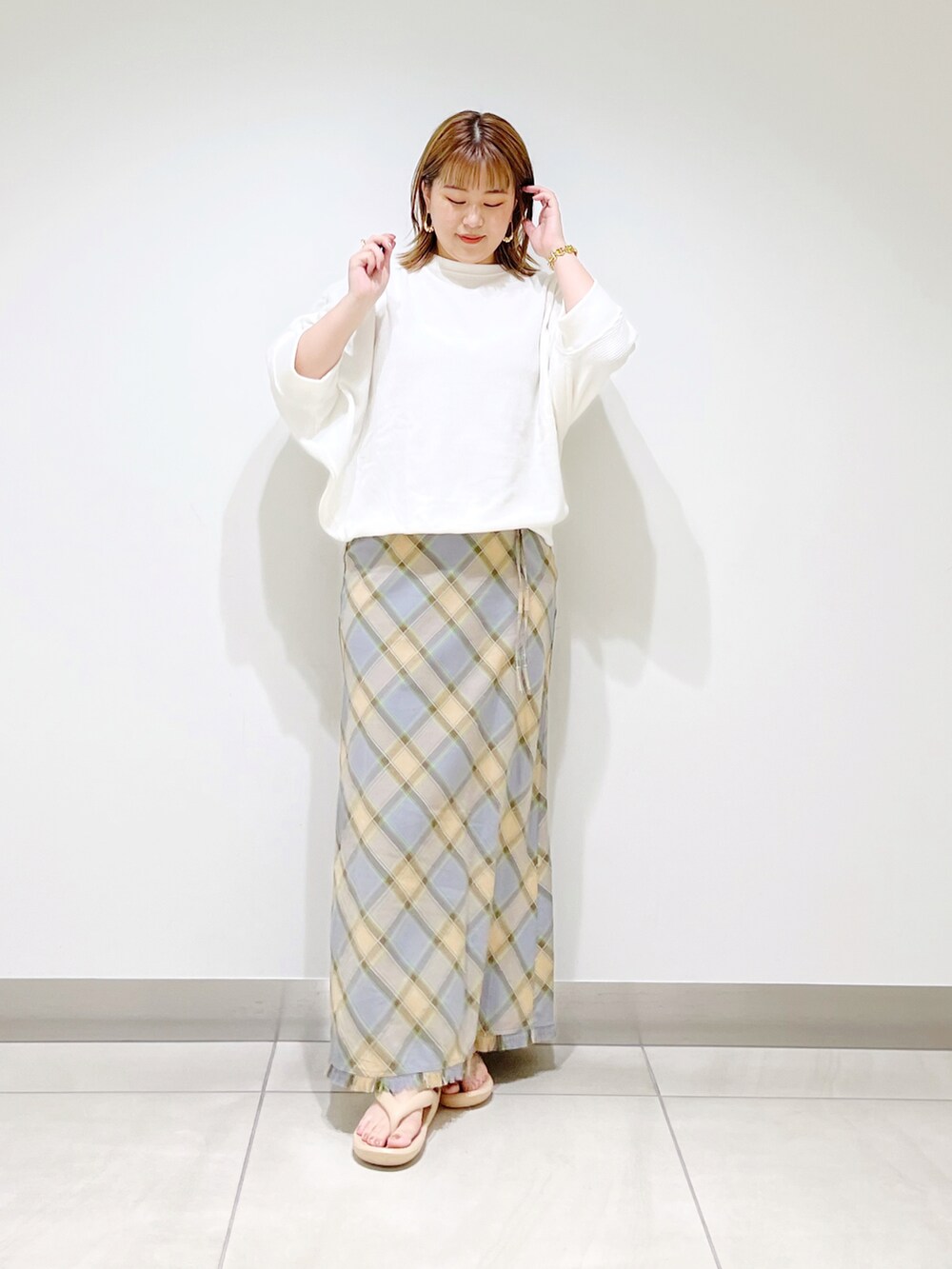 ホワイト系のTシャツ/カットソー、グレー系のスカート、ベージュ系のサンダルを着用したレディースの夏コーディネートの4枚目の写真