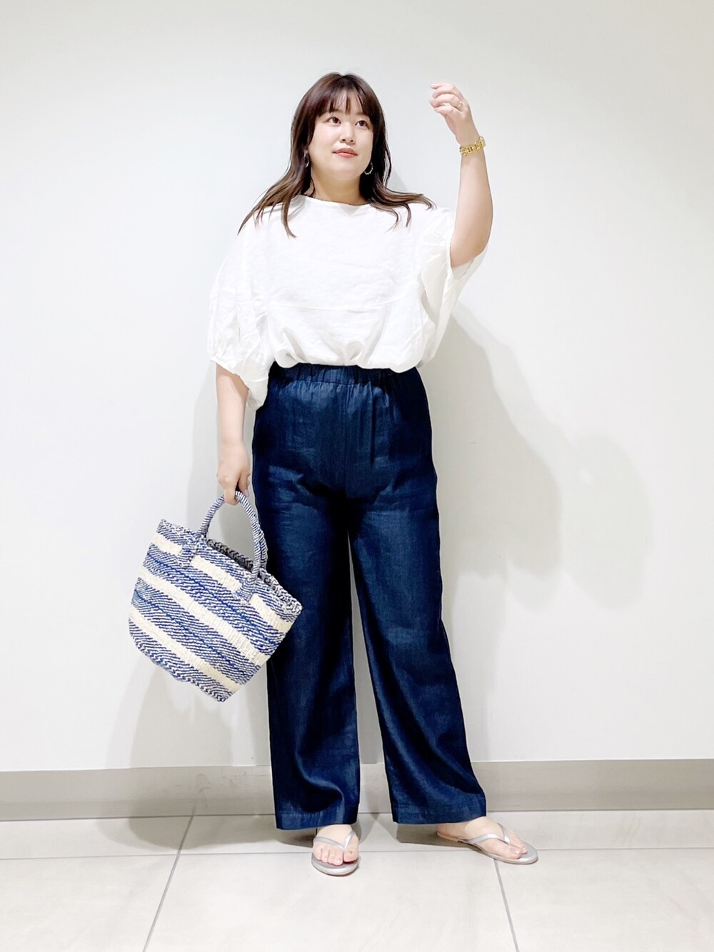 ホワイト系のシャツ/ブラウス、ブルー系のその他パンツ、ブルー系のハンドバッグを着用したレディースの夏コーディネートの7枚目の写真