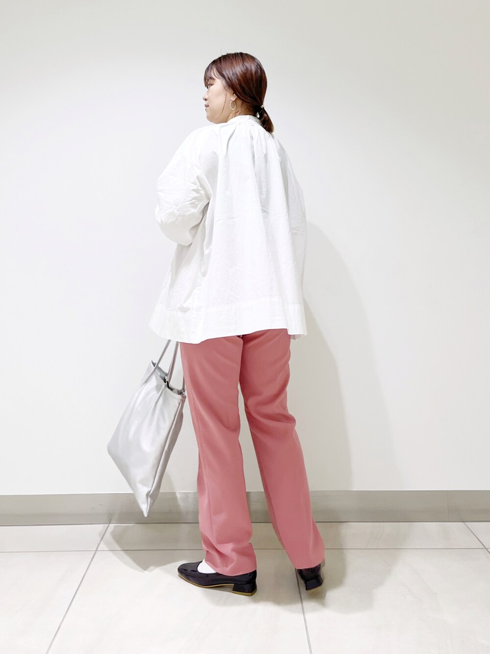 ホワイト系のシャツ/ブラウス、ピンク系のその他パンツ、ブラウン系のパンプスを着用したレディースの春コーディネートの4枚目の写真