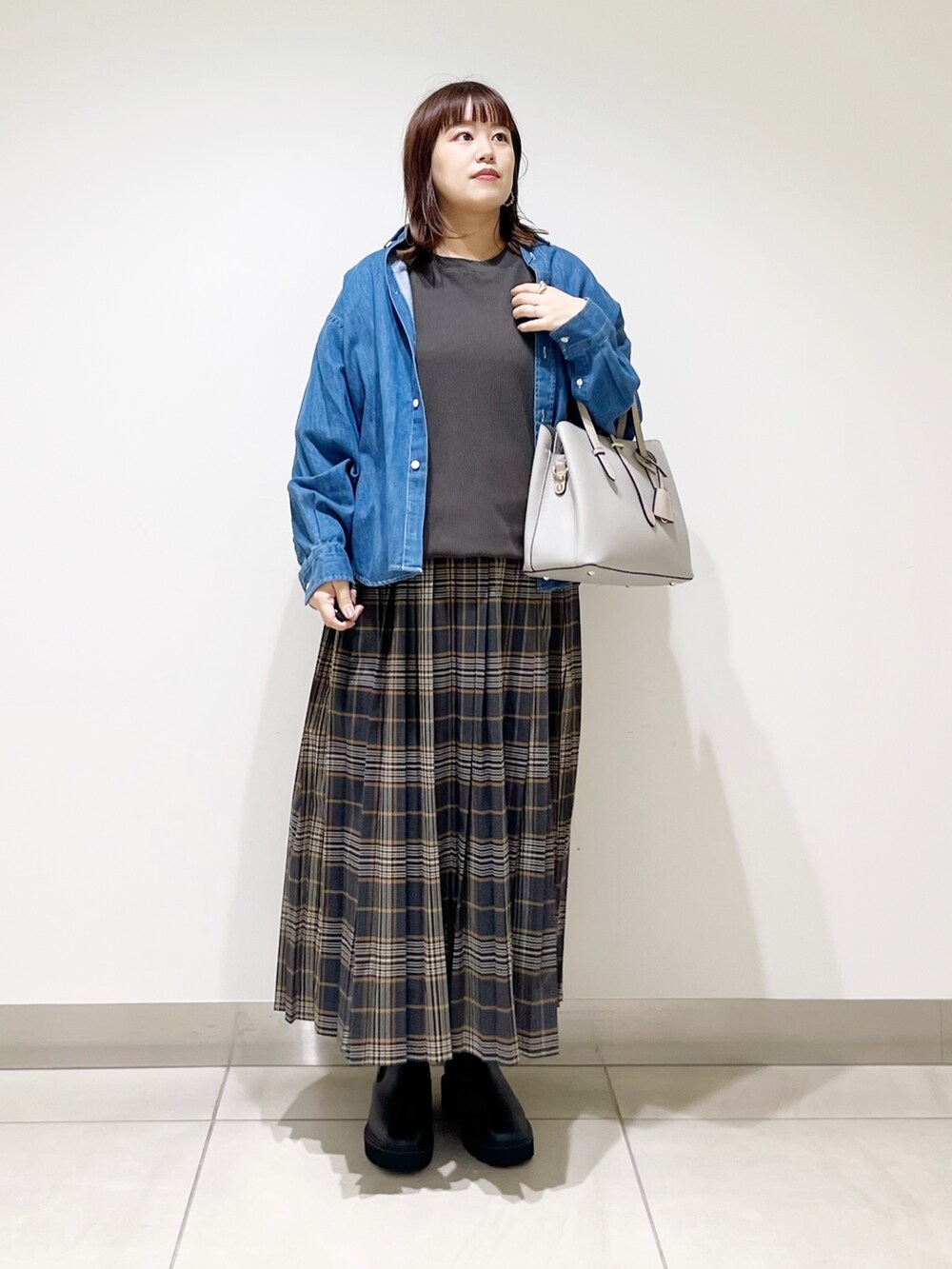 グレー系のTシャツ/カットソー、グレー系のトートバッグ、グレー系のスカートを着用したレディースの秋コーディネートの10枚目の写真