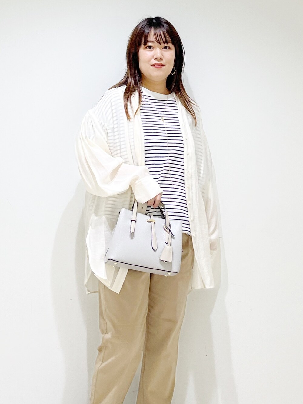 ホワイト系のTシャツ/カットソー、ベージュ系のその他パンツ、グレー系のハンドバッグを着用したレディースの夏コーディネートの4枚目の写真