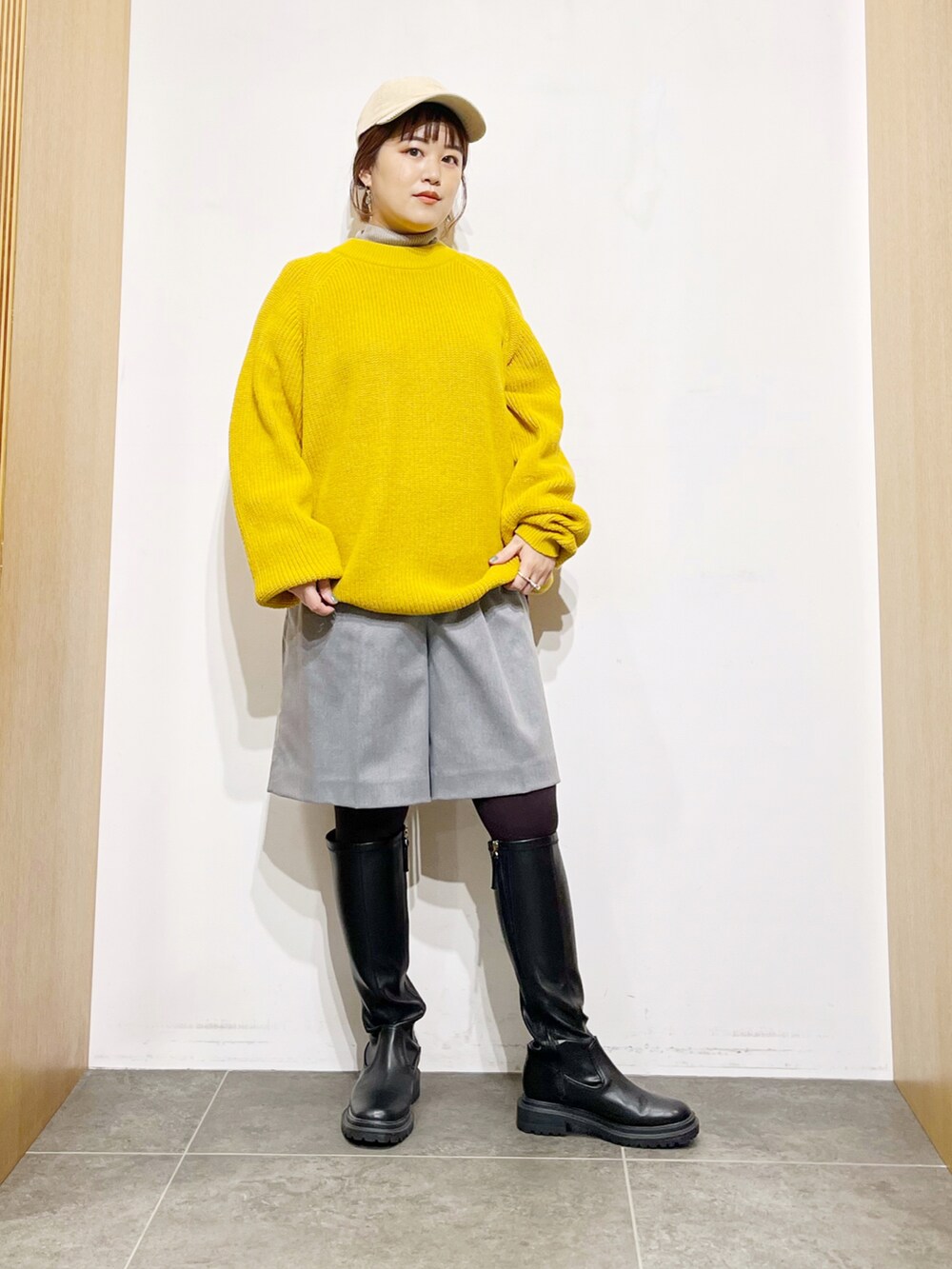 イエロー系のニット/セーター、グレー系のニット/セーター、グレー系のその他パンツを着用したレディースの冬コーディネートの2枚目の写真