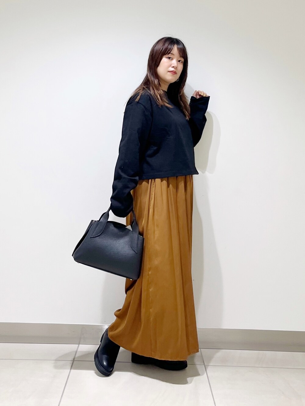 ブラック系のTシャツ/カットソー、イエロー系のパンツ、ブラック系のハンドバッグを着用したレディースの夏コーディネートの6枚目の写真