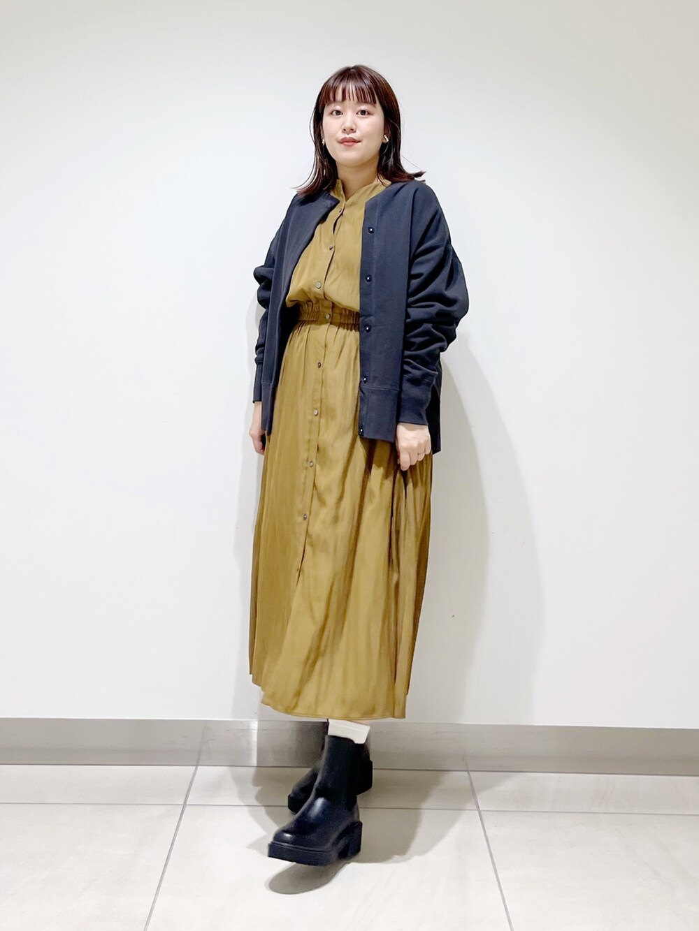 グリーン系のワンピース、その他のトップス、ブラック系のブーツを着用したレディースの秋コーディネートの10枚目の写真