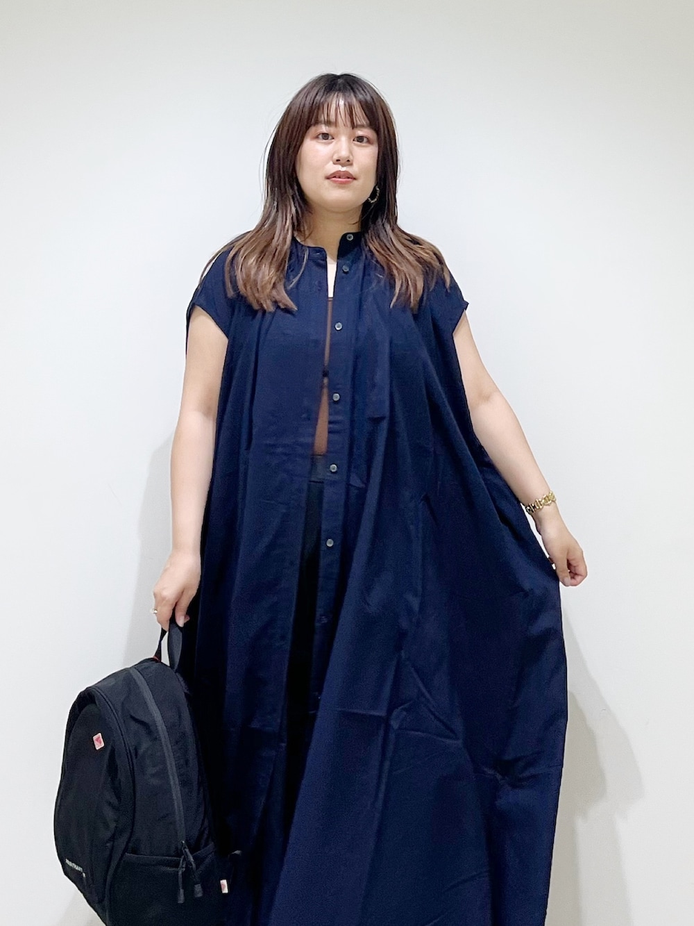 ブラック系のその他パンツ、ブルー系のワンピース、ブラウン系のタンクトップを着用したレディースの夏コーディネートの4枚目の写真