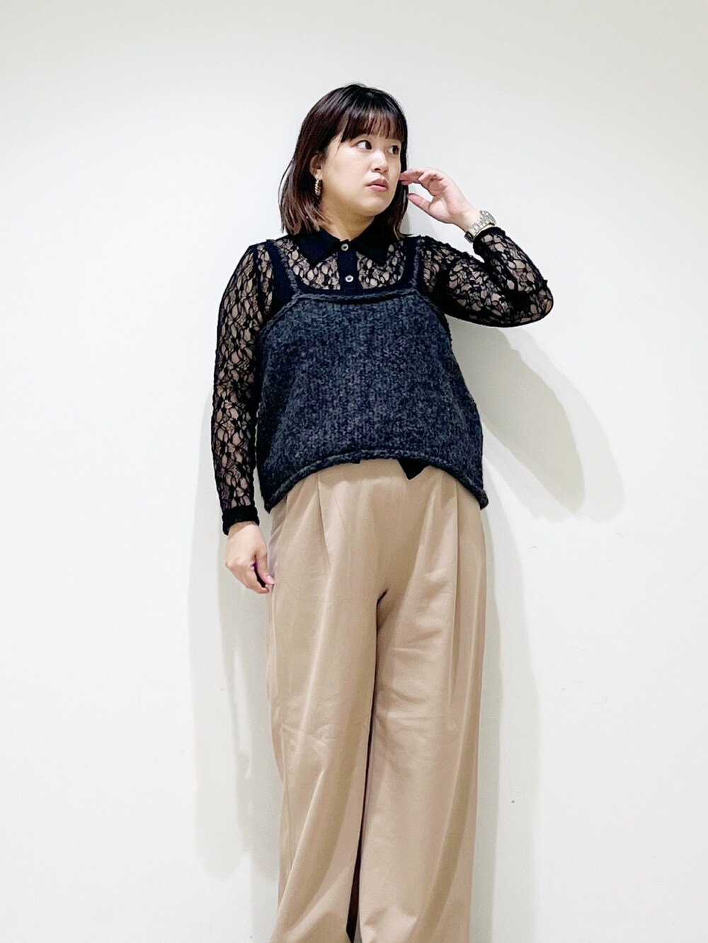 グレー系のニット/セーター、ブラック系のシャツ/ブラウス、ベージュ系のその他パンツを着用したレディースの秋コーディネートの4枚目の写真
