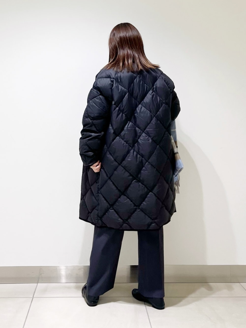 ブラック系のダウンジャケット/コート、グレー系のニット/セーター、グレー系のその他パンツを着用したレディースの冬コーディネートの5枚目の写真
