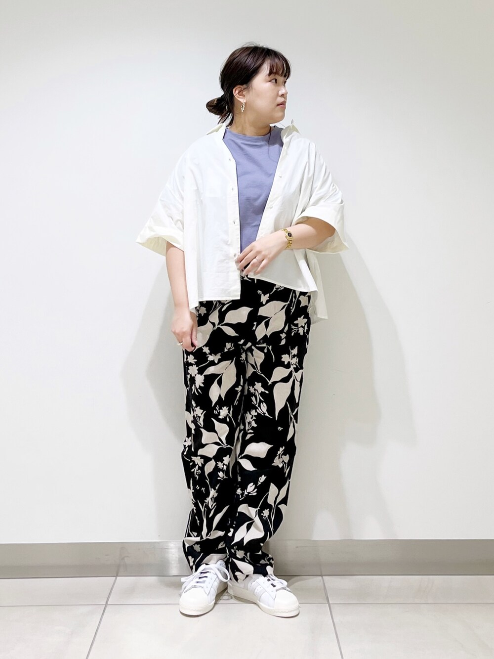 パープル系のTシャツ/カットソー、ブラック系のその他パンツ、ホワイト系のシャツ/ブラウスを着用したレディースの春コーディネートの6枚目の写真