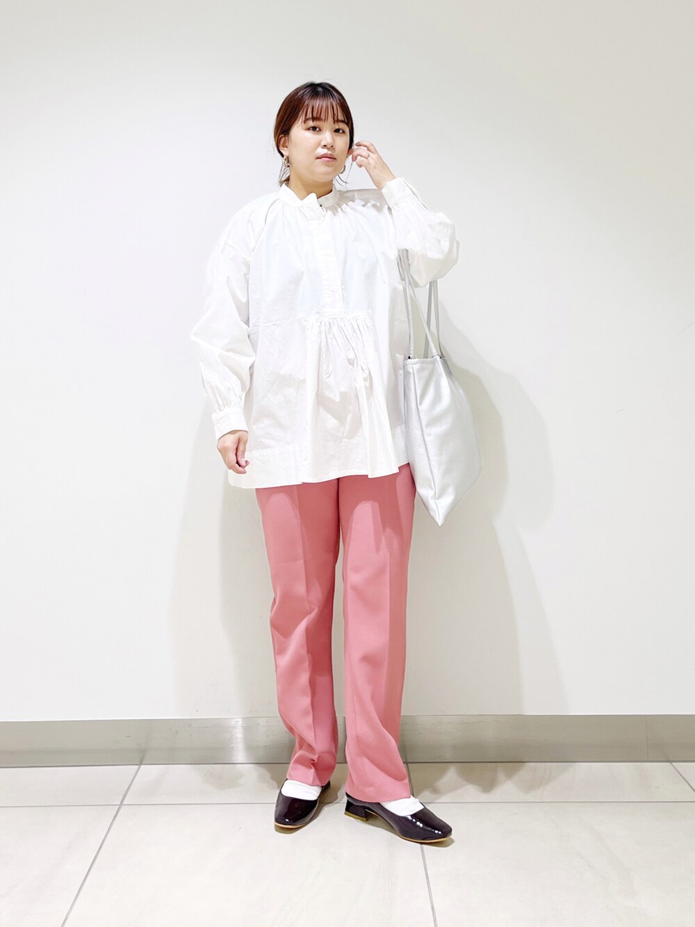 ホワイト系のシャツ/ブラウス、ピンク系のその他パンツ、ブラウン系のパンプスを着用したレディースの春コーディネートの5枚目の写真