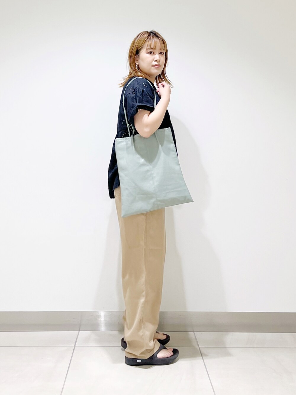 ブラック系のシャツ/ブラウス、ベージュ系のその他パンツ、ブラック系のサンダルを着用したレディースの夏コーディネートの4枚目の写真