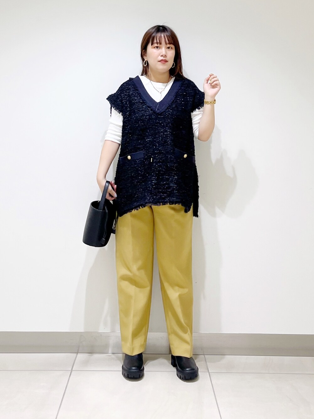 ブラック系のトップス、イエロー系のその他パンツ、ブラック系のショルダーバッグを着用したレディースの夏コーディネートの5枚目の写真